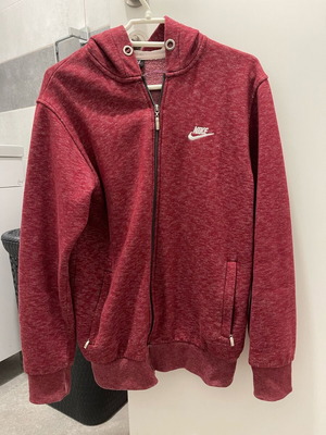 Nike червено яке с цип употребявано, размери M и L