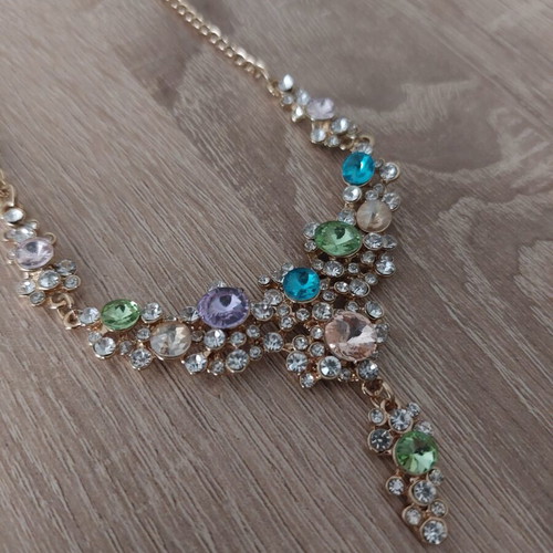 Women's Necklace with Pearls like new, gold tone