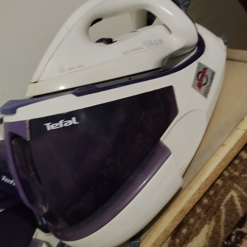 Steam iron like new, works properly