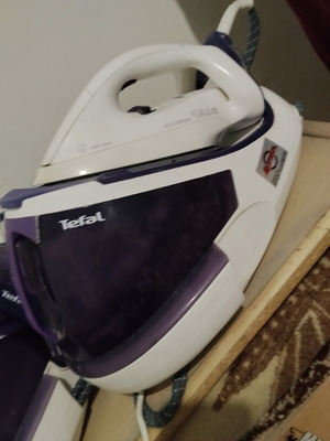 Steam iron like new, works properly