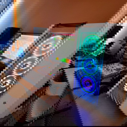 Ραδιοφωνικός ιντερνετικός σταθμός με εξοπλισμό και ιστοσελίδα σε λειτουργία