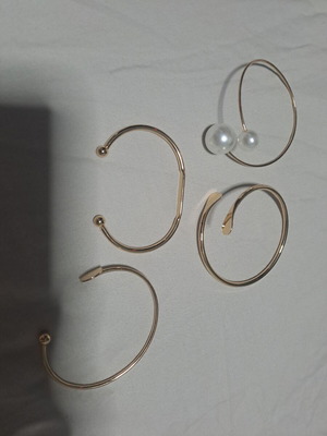 Women's bracelets set of 4 like new, gold color
