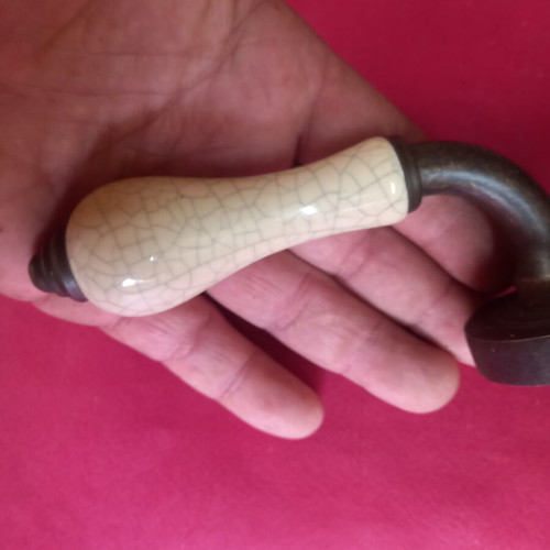 Door handle with spring return