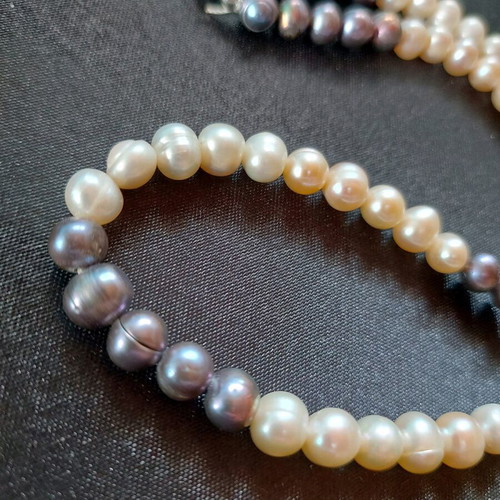 Necklace with white and black genuine pearls new, 46cm 6×7mm