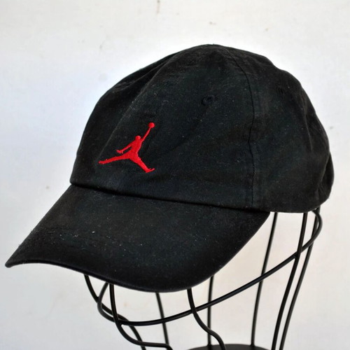 Jordan black baseball cap with embroidered logo used, adjustable