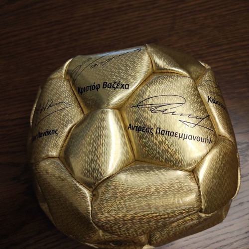 Panathinaikos football ball collectible like new, with signatures