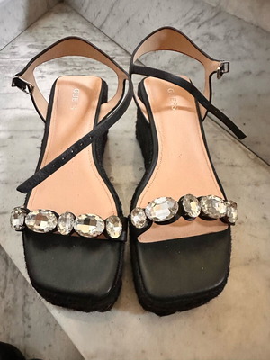 Guess platform sandals new size 37 black with rhinestones