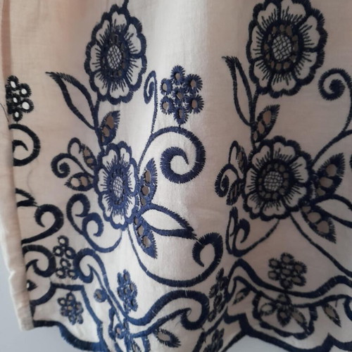 Cento Fashion women's sleeveless blouse new, beige with blue embroidery