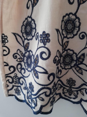 Cento Fashion women's sleeveless blouse new, beige with blue embroidery