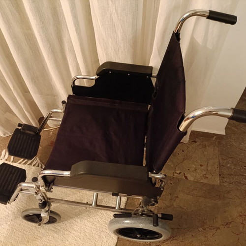 Wheelchair like new, foldable with attendant brakes