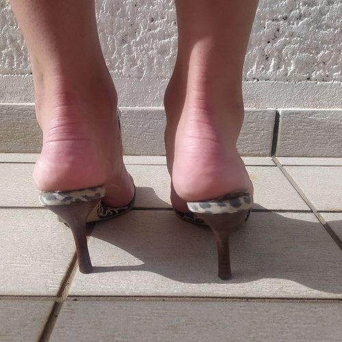 Denim mules used with leopard sole and low heel