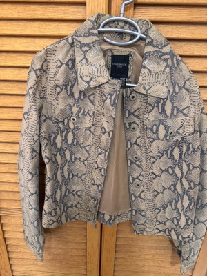 Leather jacket like new, genuine leather, size medium