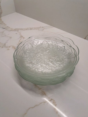 Glass plates with embossed design, like new, pack of 6