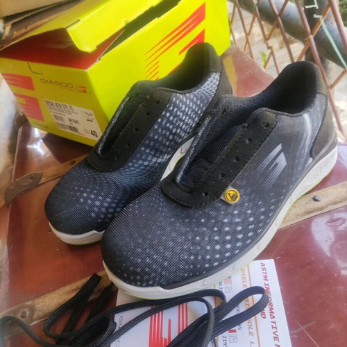 20 € N 40. Brand new, unworn.