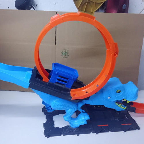 Hot Wheels City T-Rex Chomp Down racetrack HKX42 with 5 toy cars