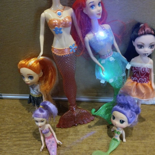 Dolls pack of 6 like new, mermaids with battery