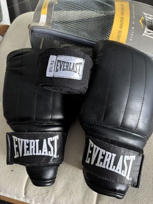 Everlast PU Pro Bag Boston Boxing Gloves 4 oz with Case and Bandage like new