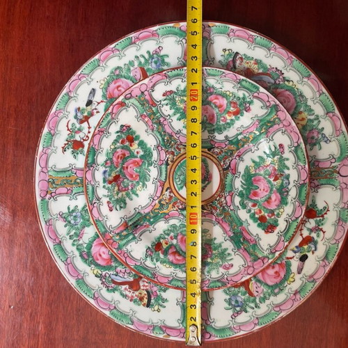 Chinese porcelain plates set Rose Medallion style like new