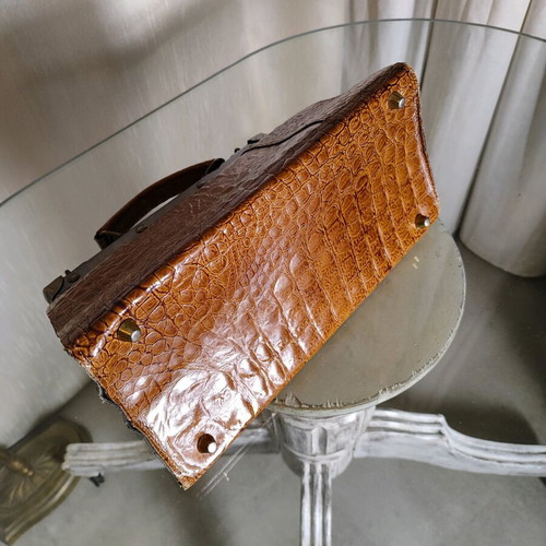 Leather vintage handbag brown like new with small defect