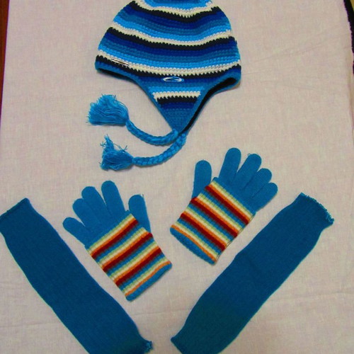 Blue gloves, ski hat and gaiters like new