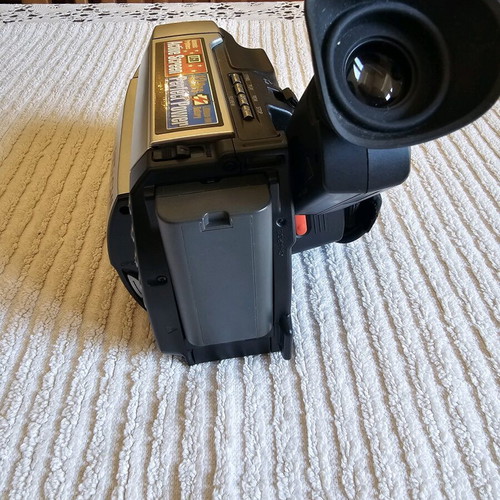 Hitachi VM-E555LE video camera like new, collectible vintage model