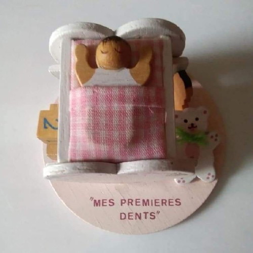 Wooden box timeless for first teeth and sea