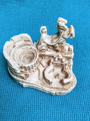 Collectible Rome souvenir Colosseum and chariot 6cm like new