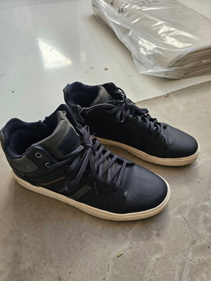 Boots used size 46 with laces and zipper