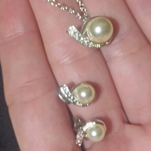 Avon jewelry set with faux pearls and rhinestones like new
