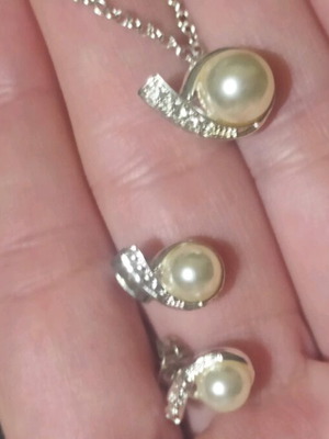 Avon jewelry set with faux pearls and rhinestones like new