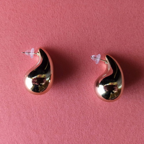 Earrings gold color drop shape like new