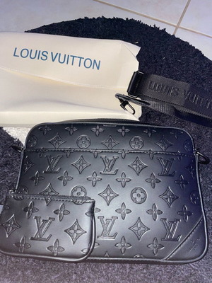 Louis Vuitton Duo Messenger Monogram Shadow чанта в отлично състояние
