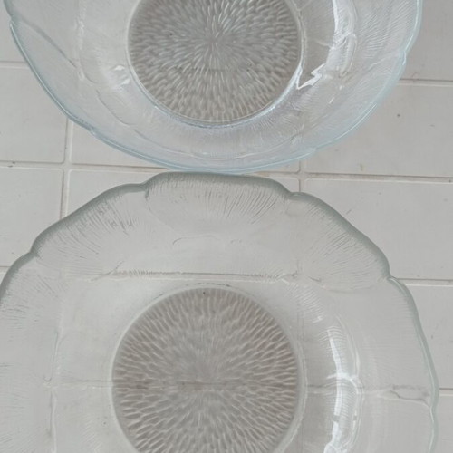 Set of 2 glass embossed salad bowls like new