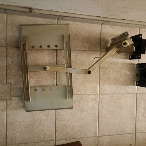TV mounts used, fixed and wall-mounted pack with cables