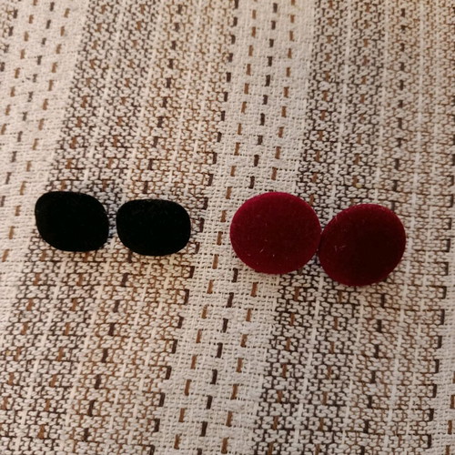 Velvet earrings in black and red, like new, two pairs