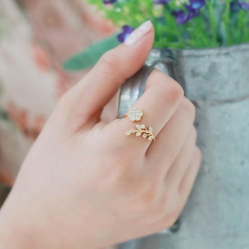 Adjustable gold flower and leaf ring with zircon
