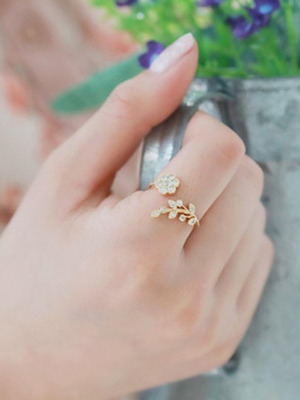 Adjustable gold flower and leaf ring with zircon