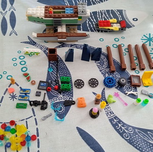 LEGO. 1 ΗΜΙΤΕΛΕΣ ΥΔΡΟΠΛΑΝΟ, 1 ΗΜΙΤΕΛΕΣ ΣΚΑΦΟΣ & 80 ΑΛΛΑ ΚΟΜΜΑΤΙΑ ΤΟΥΒΛΑΚΙΑ LEGO