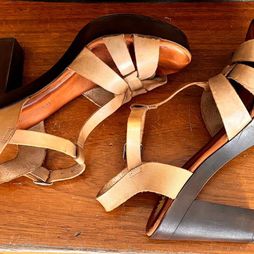 La Compania Natural sandals size 40 like new, beige leather