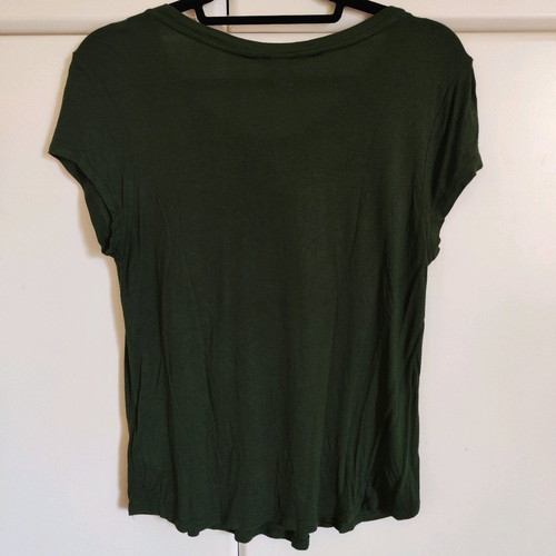 H&M green t-shirt like new with sequin snake design