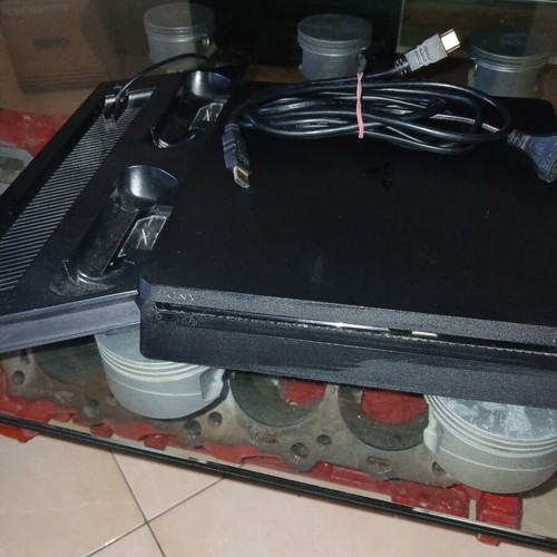 Κονσόλα PlayStation 4 με stand και καλώδια σαν καινούργιο, 1TB