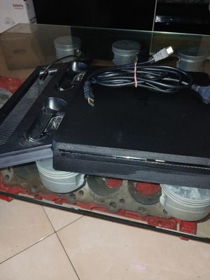 Κονσόλα PlayStation 4 με stand και καλώδια σαν καινούργιο, 1TB