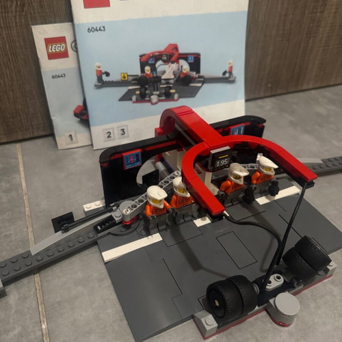Lego City F1 Pit Stop & Pit Crew with Ferrari Car 60443 like new