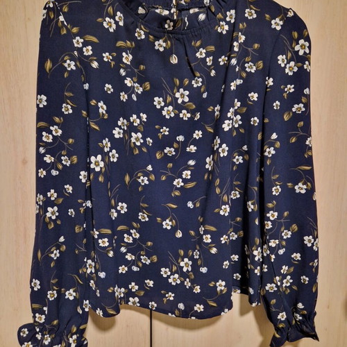 Shein long-sleeve shirt small like new with floral design