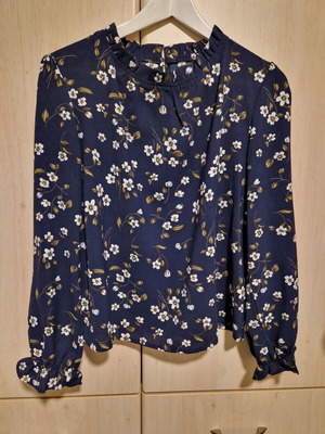 Shein long-sleeve shirt small like new with floral design