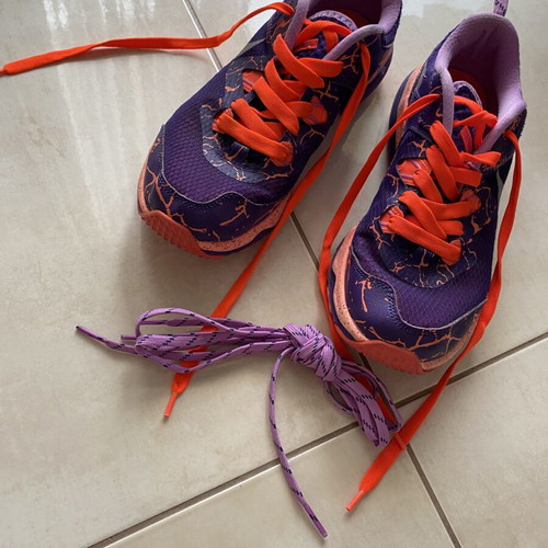 Nike women's athletic shoes size 40 used with lilac laces and extra orange set