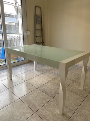 Dining table like new, extendable with glass and wood