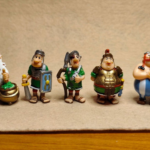 Rare collectible Asterix figures from Kinder set of 10 like new