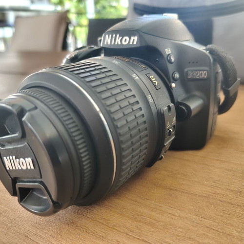 Nikon D3200 DSLR 24.2MP with 18-55mm VR lens like new