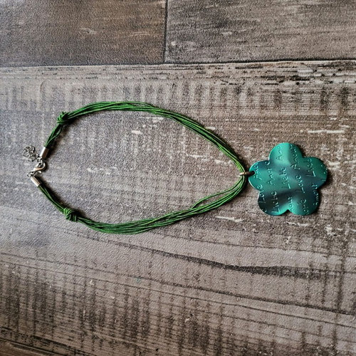 Metal necklace like new, flower shape, green cord, Amor love